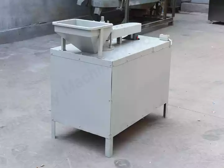 अखरोट डिकॉर्टिकेटर