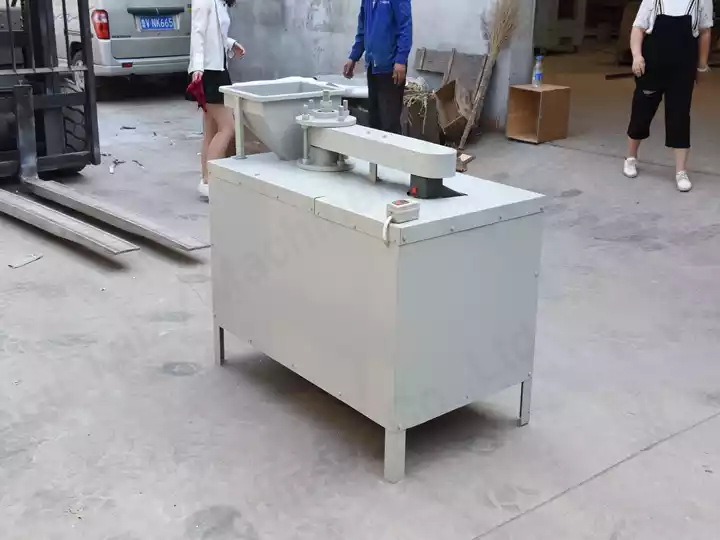 अखरोट खोलने वाली मशीन