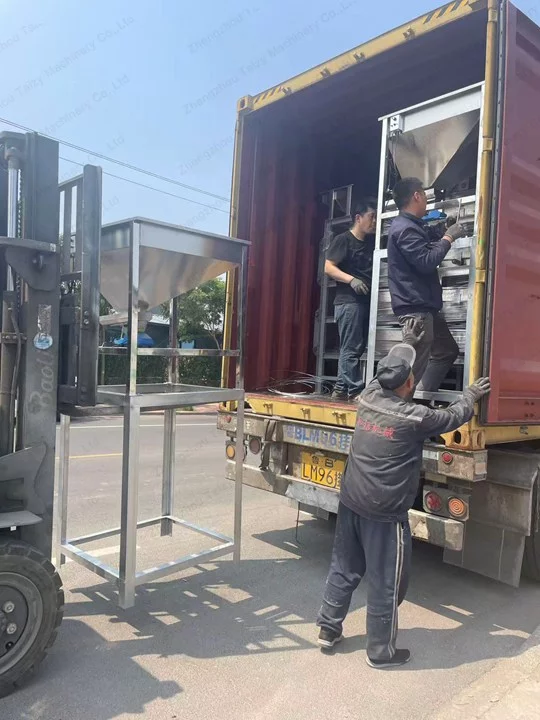 工人正在装箱