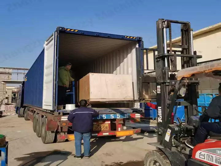 हेज़लनट्स को छांटा गया और बॉक्स में पैक किया गया