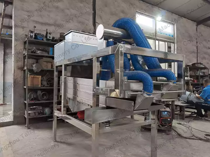 Cocoa bean husk removing equipment